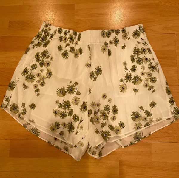 Abercrombie Dede X Emily Floral Shorts - Image 2