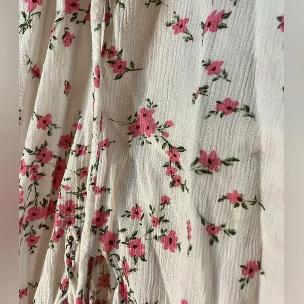Free Kisses Flowers Crop Top. Size Medium. - Image 6