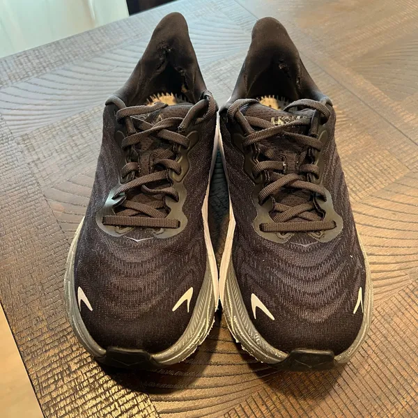 Hoka arahi 6 black and white shoes *no insoles* size 7B women - Image 2