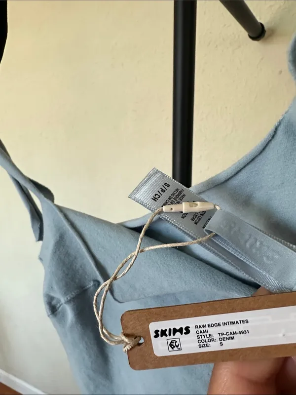 SKIMS NWT Raw Edge Slit Front Cropped Cami Size S - Image 4