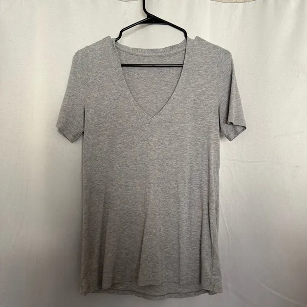 Lululemon Gray V-Neck Women's Top - Image 3