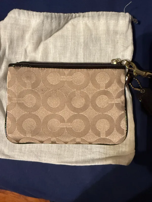 Coach beige C logo wristlet with brown patent leather details - Image 3