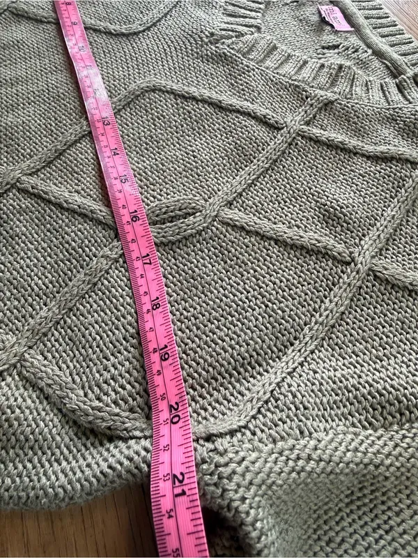 miami Olive Green V-Neck Cable Knit Cropped Sweater - Image 5