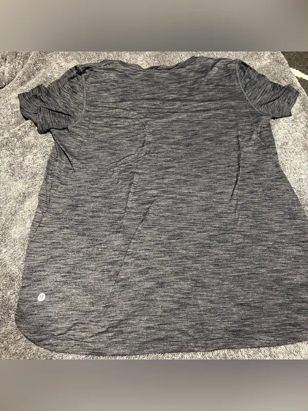 Lululemon T-shirt - Image 3
