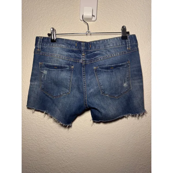 Free People Women Distressed Denim Shorts Medium Wash Raw Hem Size 28 - Image 4