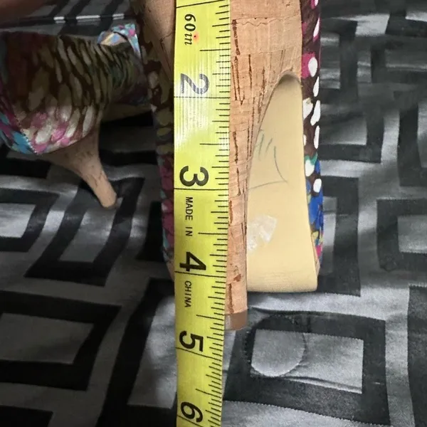 Steve Madden multi color peep toe, fabric upper, leather sole, corkscrew heel, - Image 9