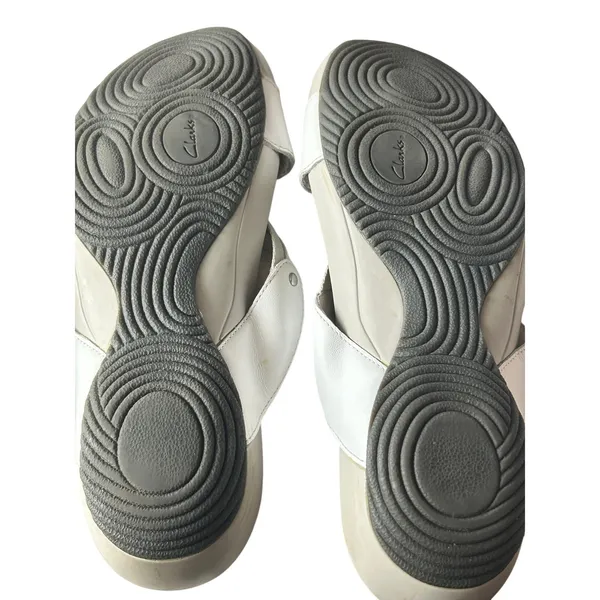 Clark’s white leather classic comfort flip flop sandals size 8.5 - Image 4