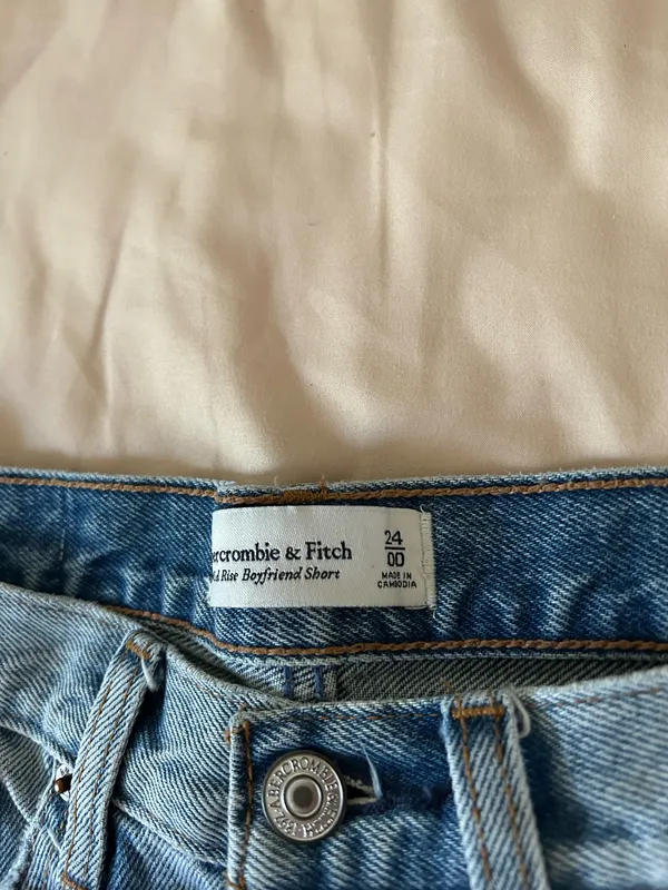 Abercrombie Boyfriend Mid-Rise Shorts - Image 3