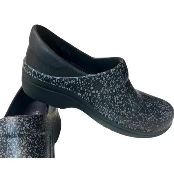 Crocs Women's Neria Pro II Graphic Clogs Black Speckled Size 7 - Image 6