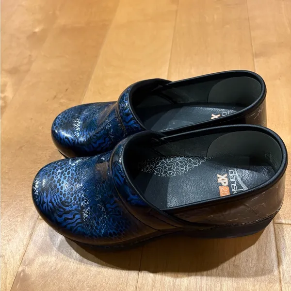 Dansko XP 2.0 clogs whoa blue animal print 38 7.5 - Image 2