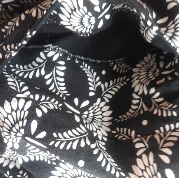 Old Navy L Loungewear Pull-On Pocketed Black White Flower Wide Leg Pants - Image 2