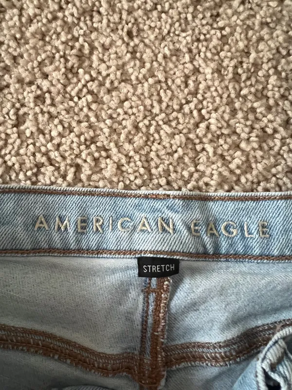 American Eagle Strigid Mom Jeans Light Wash - Image 5