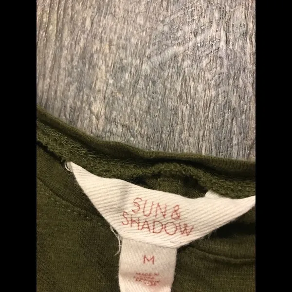 Sun & shadow‎ green top - Image 2