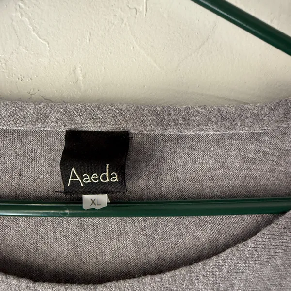 Aaeda Gray Floral Fuzzy‎ Appliqué Sweater Top XL Drop Shoulder Soft Cozy - Image 5
