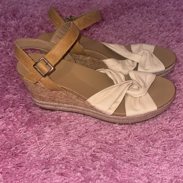 UGG Joslyn Wedge Cream Tan Sandals Size 8 - Image 2