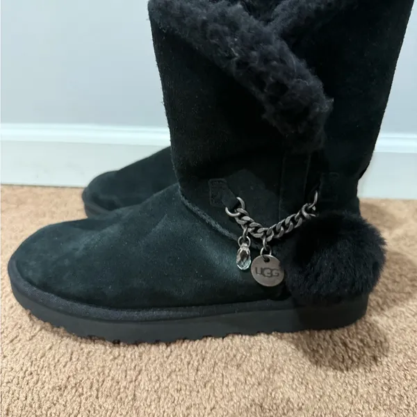UGG Women’s Classic Short Charm‎ Boots Size 8 Excellent! Black - Image 4