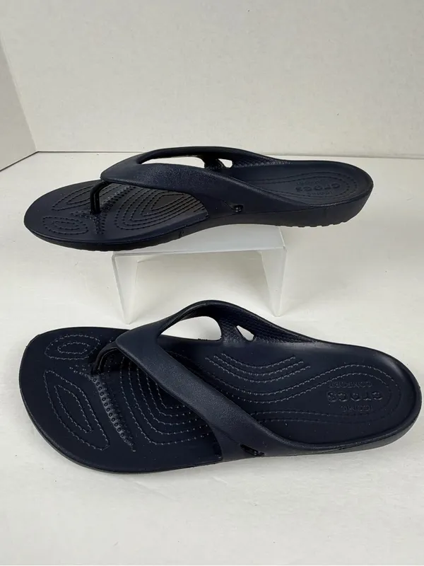 Crocs Iconic Comfort Flip Flops Women’s Size 8 Navy Blue Lightweight Sandals - Image 2