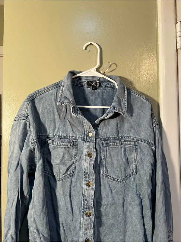 Velvet Heart Women’s Size Large Button Down Shirt Denim Light Medium Wash Chest - Image 2