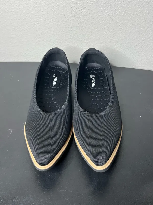 Vivaia Veronica Pointed Toe All Day Standing Flats in Black - Image 4