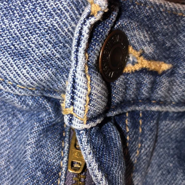 Levi’s high waisted MOM jeans distressed size 24 - Image 4