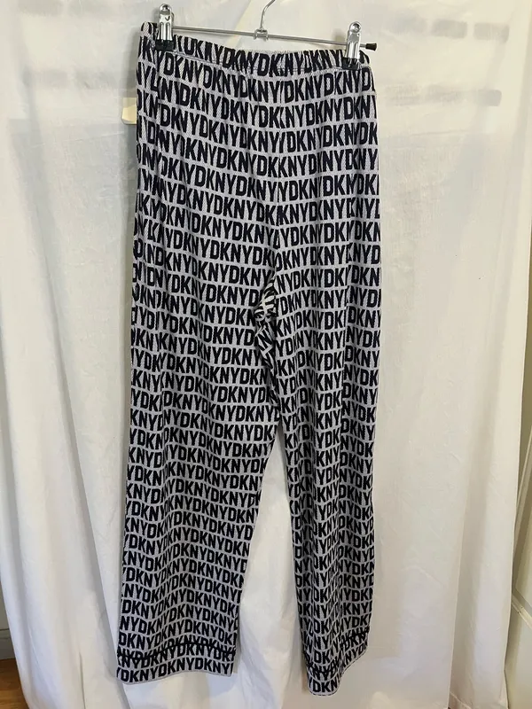 DKNY black & white logo print blouse with repeating DKNY text pattern, size M two piece pj set #designer #workwear. #168 - Image 6