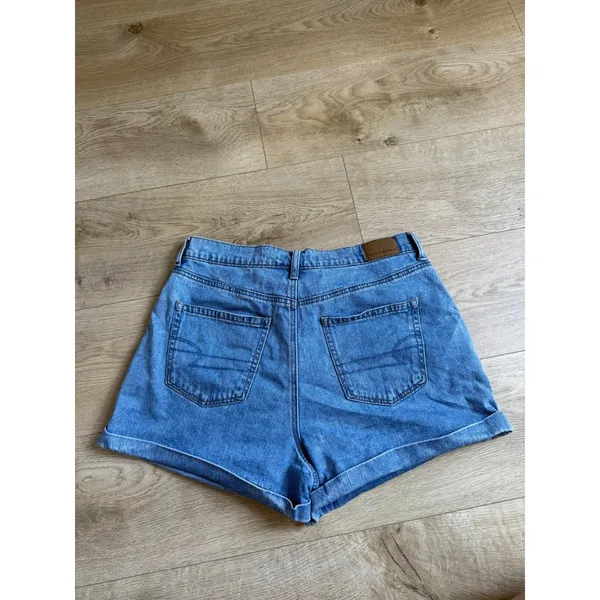 EUC American Eagle Mom Shorts Women's Size 8 High Rise Cuffed Denim Jean Pleated - Image 2
