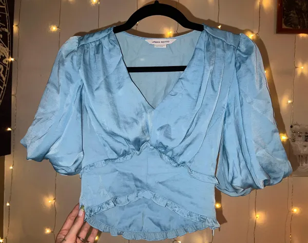 Urban Revivo V Neck Puff Sleeve Top - Image 4