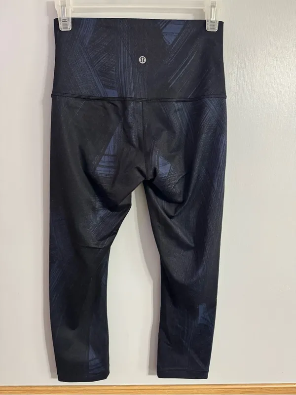 lululemon athletica Navy and Black Leggings with Brushstrokes Size 6 - Image 2