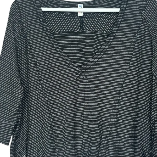 Free People FP Movement Black Striped Cropped V-neck Tee Size Medium - Image 2