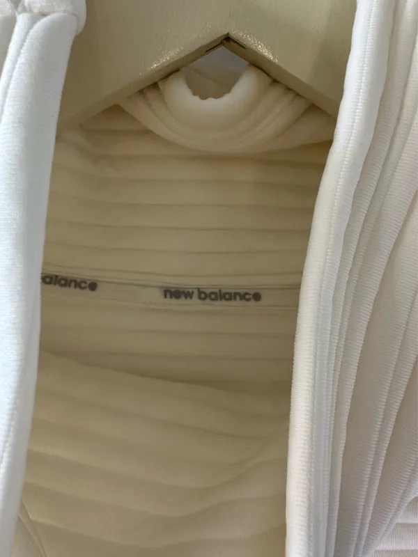 Women’s New Balance Quilted Sweatshirt Size XL - Image 4
