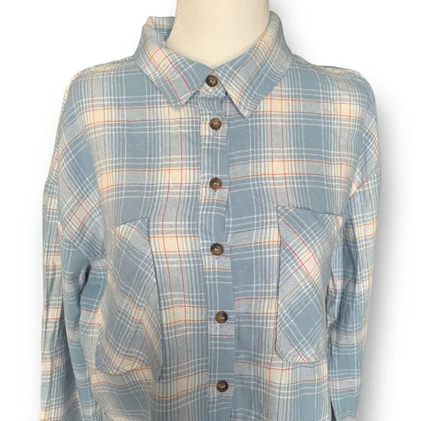Timing Women's Blue Plaid‎ Flannel Cropped Long Sleeve Button Down Shirt Small - Image 5