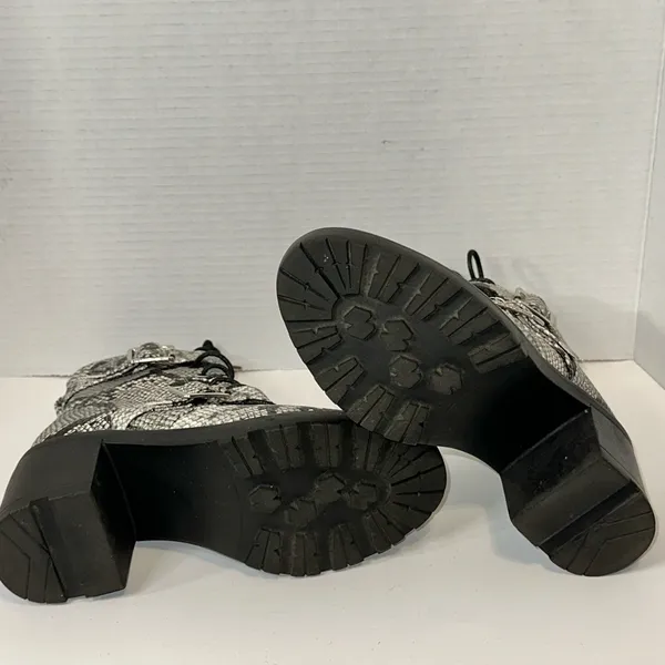 Shoedazzle Adrianna Shoes Block Heel Bootie Black White Faux‎ Snakeskin Size 6 - Image 9