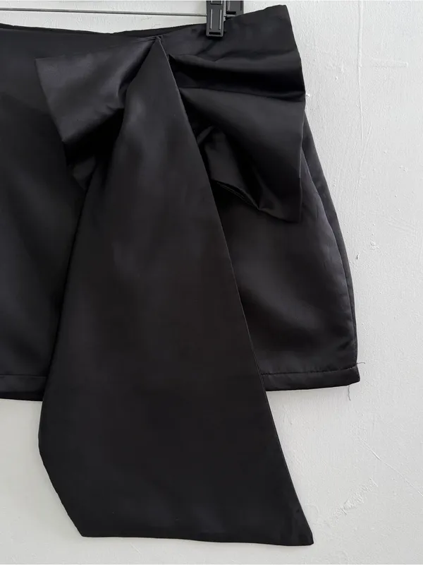 NEW MABLE Anthropologie Black Satin skirt with Side Bow SIZE LARGE - Image 3