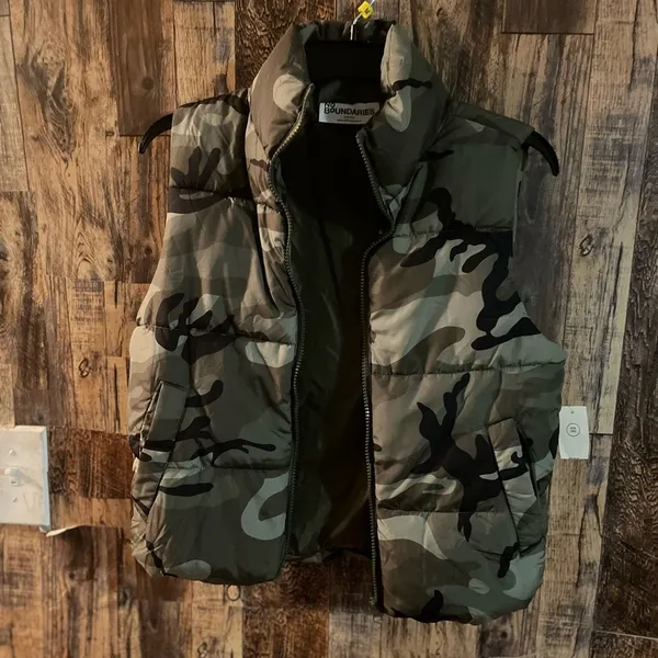 No Boundaries New Women's Camouflage Puffer Vest Winter Sleeveless Cropped Outerwear Puffer - Image 4
