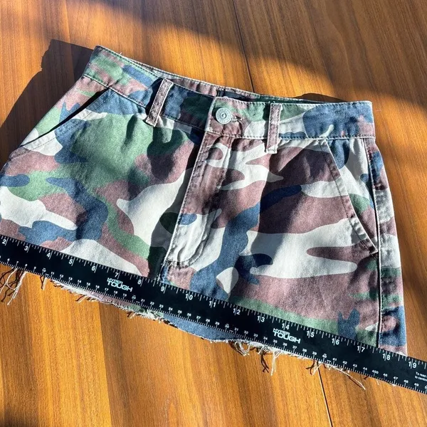 Urban Outfitters BDG Women's Green Camo Denim Mini Skirt Raw Hem Size Small - Image 7