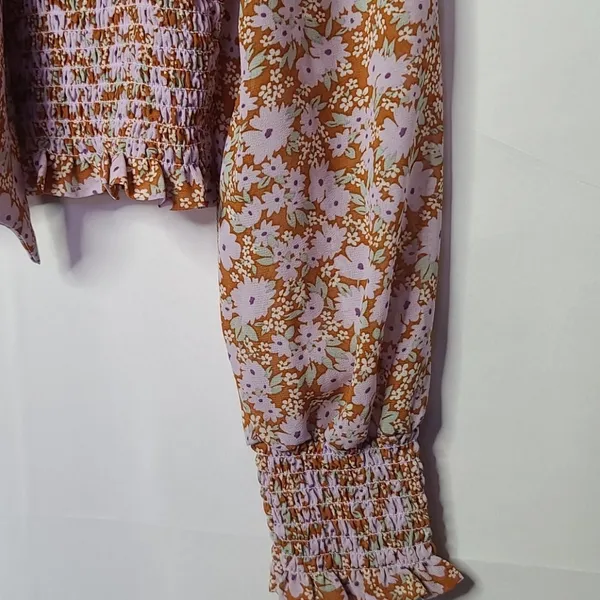 Forever 21 vneck long sleeve floral crop top sz M - Image 3