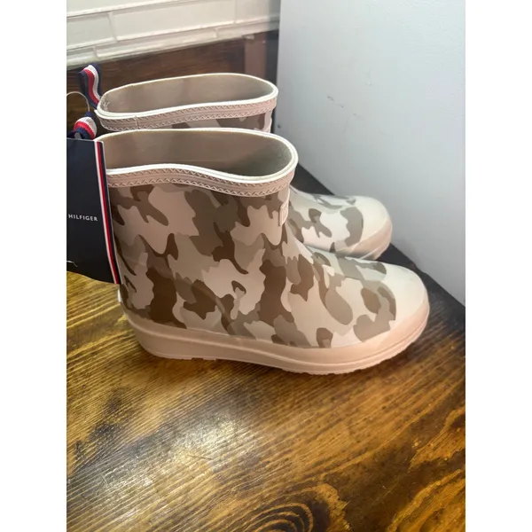 Tommy Hilfiger gray camo short rain boots size 6 - Image 3