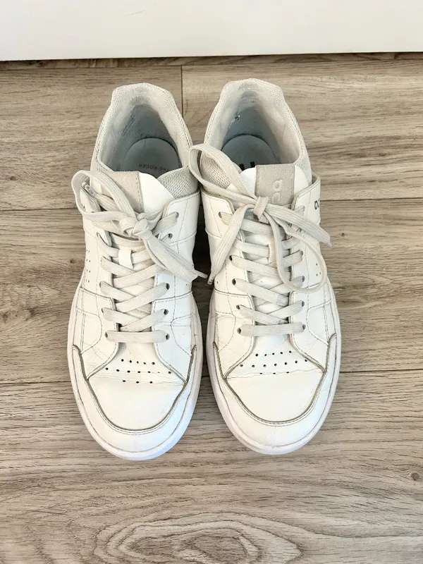 On Women's The Rodger Clubhouse Tennis Sneaker in White Size 8.5 - Image 4