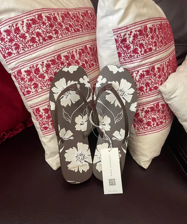 Tory Burch flip flop leather top straps in Moka falls/deep chocolate size 8 - Image 2