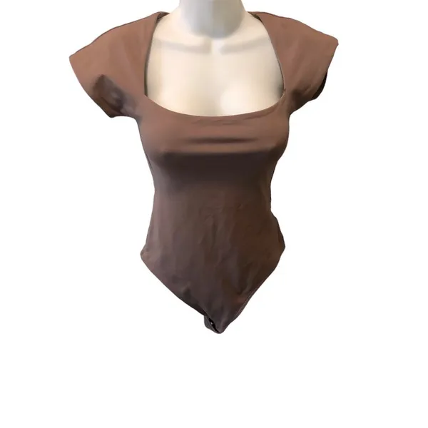 Babaton Contour Square Neck Bodysuit Sz. M Short Sleeve Mocha Aritzia Sexy - Image 2