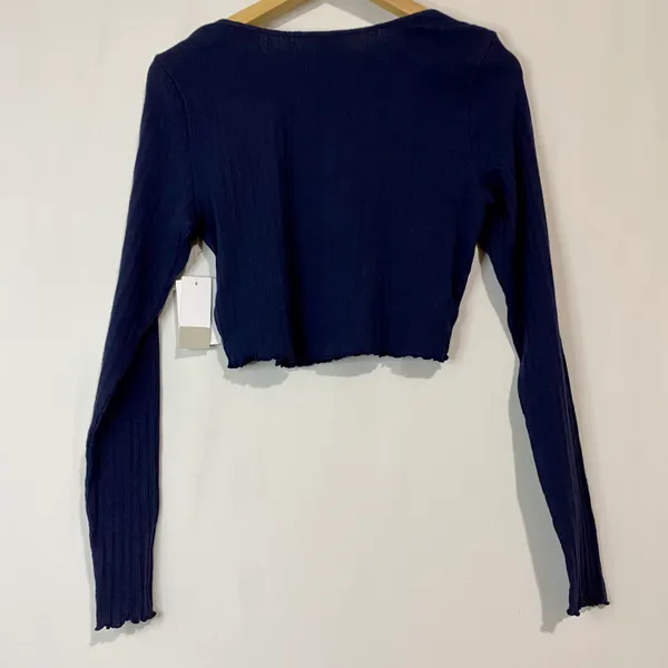 . Women’s Scoop Neck Waffle Knit Cropped Henley Long Sleeve Navy Size Med NWT - Image 7