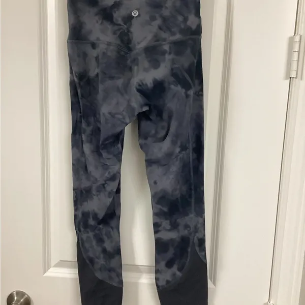 Lululemon Athletica Black Tie-Dye Scalloped Leggings - Image 3