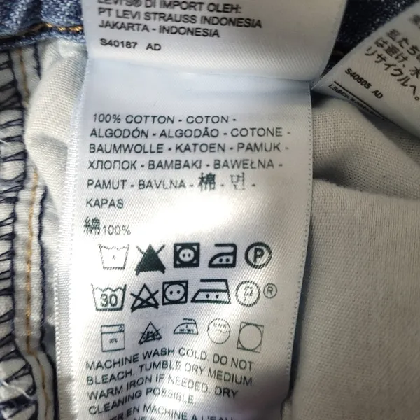 Levi’s High Waisted Mom Jeans Light Wash Blue Women’s Size 26 - Image 9
