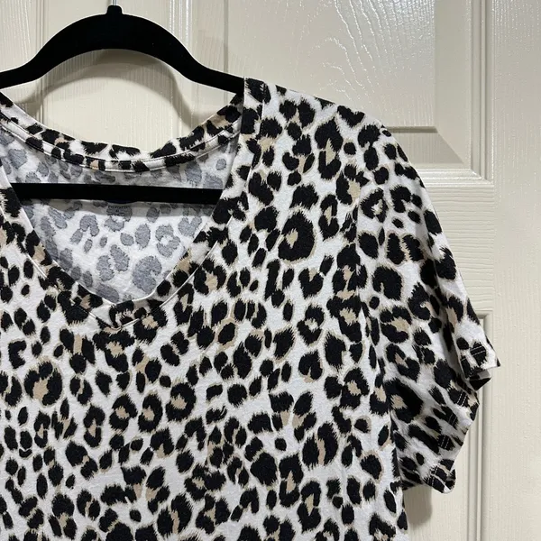 Old Navy short sleeve v-neck shirt leopard print size XL - Image 3