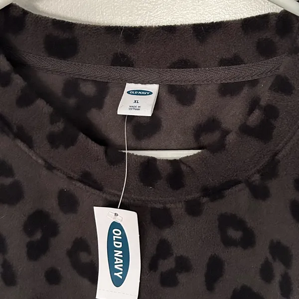 NWT..Old Navy Leopard Print Fleece Top XL - Image 2