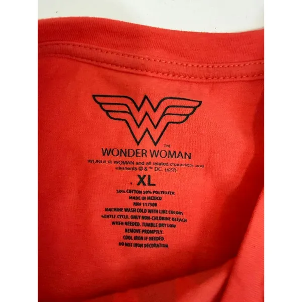 Wonder Woman Graphic Tee SzXL NWOT - Image 4