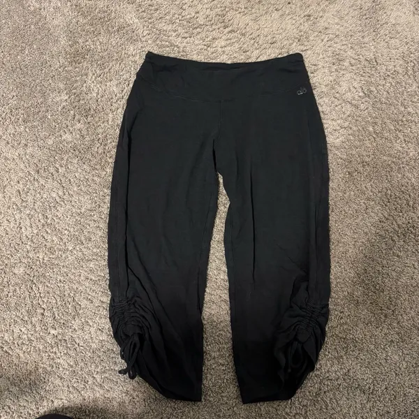 ALO Yoga 2000’s Y2K Athleisure Capri Pants - Image 2