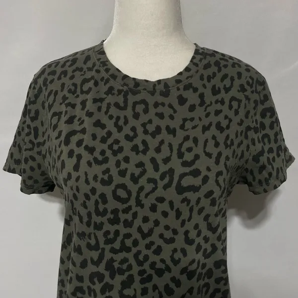 Lucky Brand Animal Print Short Sleeve Crewneck T-Shirt Olive Green Size Medium - Image 4