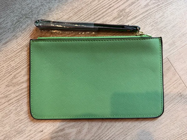 Kate Spade New York Green Saffiano Leather Zip Wristlet Clutch Wallet NWT - Image 2