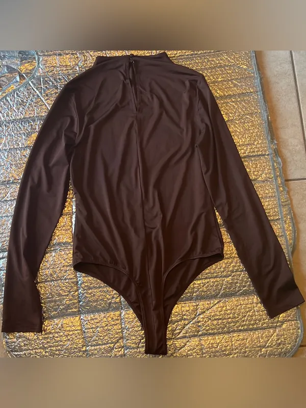 NWOT Lulus Long Sleeve Mock Neck Bodysuit - Deep Chocolate Brown Size L - Image 3